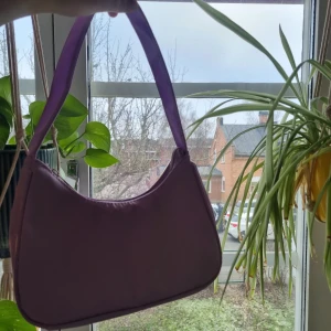 Lila väska - Lila väska, köpt här på plick. Som ny, jag har aldrig använd den. Säljer då den behöver komma till användning. 50kr + frakt💕