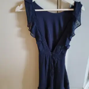 En fin klänning från nelly, köpt 2019 storlek 36. Jag säljer den för den passar mig inte längre