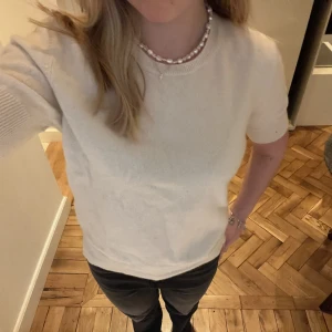 Kashmirtröja - Säljer en såå fin kashmirtröja i 100% kashmir💛 tyvärr har den små hål på baksidan och ena ärmen (skriv för bilder), därav priset. Går nog lätt att fixa, fortfarande så fin och de syns ej om man har en vit tröja under💘 storlek M men passar mig som har xs/s