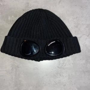 C.P.Company mössa - En superfin C.P.Company mössa. Använd ett fåtal gånger, inga märken eller skador någonstans. Onesize 