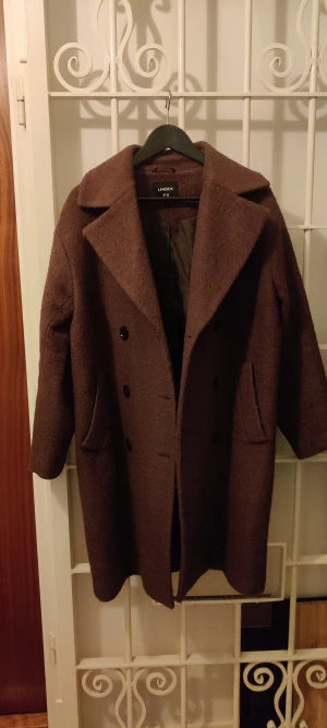 Kappa från lindex - Kappa från Lindex i storlek M. 55%Ull och 45% Polyester.. Djur- och rökfritt hem.  Sparsamt använd. Pris: 400 kr. 