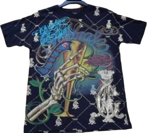 Edhardy T-shirt  - hade en sån fast blå innan!! den svarta e ännu schysstare! Ofc bra skick!