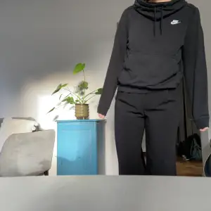 Snygg sportig hoodie från Nike! Väldigt skön och mysig tröja.