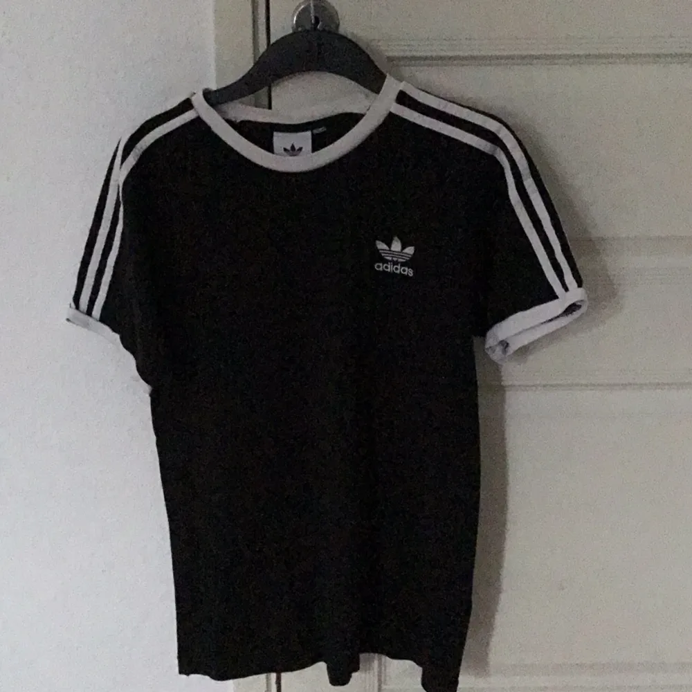 Svart och vit Adidas t-shirt som är i rätt bra skick, Ordinarie pris: 300kr. T-shirts.