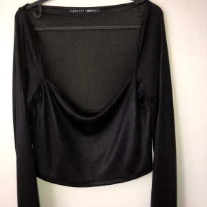 Glittrig svart top  - jätte fin top från Gina
