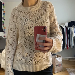 Stickad tröja  - Supersöt beige stickad tröja!! Köpt för några månader sen och säljs då den inte riktigt är min stil längre💞 Hör av er vid frågor eller om ni vill ha fler bilder!