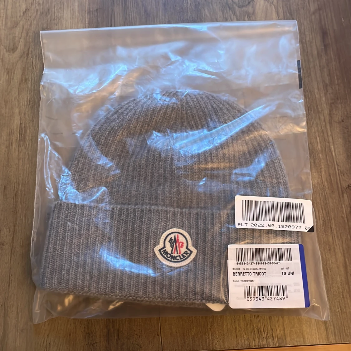 Ny moncler mössa (kvitto finns)