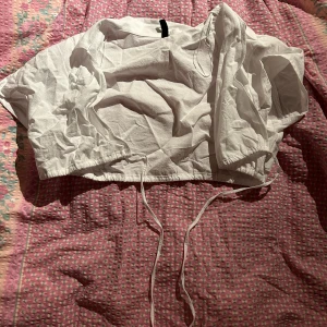Vit topp - Vit cropped top som man knyter ner till. Om frakt behövs så lägger jag på det på priset.