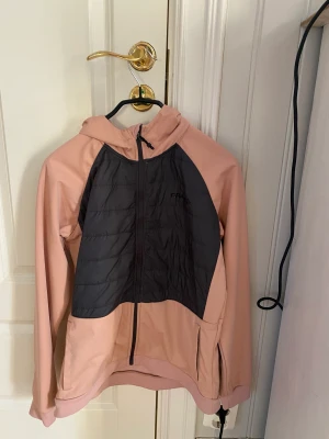 Jacka säljes - Säljer denna tunna dunjackan. Kom privat för frågor eller intresse!❤️(ganska stor i storleken)