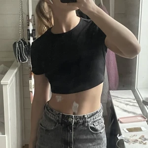Cropad svart tröja  - En svart tröja som är croppad i modellen den är jätte snygg men används tyvärr inte, skulle säga att den passar XS/S jag är där emellan 😊