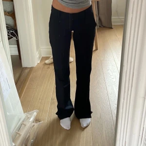 Lågmidjade kostymbyxor  - Jag säljer tyvärr mina lågmidjade kostymbyxor ifrån bikbok för att dom har blivit för små för mig. Jag har sytt upp byxorna för att dom var för många för mig innan, jag är 159 och dom sitter perfekt i längden ❤️‍🔥