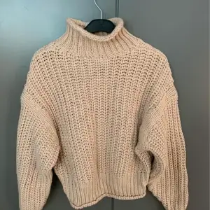 Ljusrosa/beige varm stickad tröja från H&M. Storlek xs men skulle även passa s. 