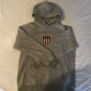 Gant hoodie - Säljer en grå Gant hoodie. Står tyvärr ingen storlek men passar bra på mig med XS (passar nog från XS-M). Köparen står för frakten🤍