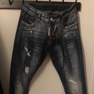 Dsquared 2 byxor - Äkta Dsquared byxor som är köpta på NK i Gbg. Nypris 5300 kr. Säljer pga att jag har vuxit ur de.