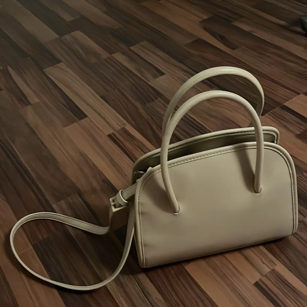 Jättefin beige väska från Zara! Bra skick💕 ett längre band följer med. . Väskor.