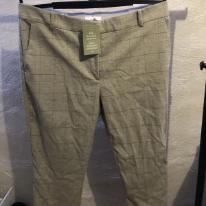 Kostymbyxor  - Helt nya kostymbyxor, bara testade en gång. Storlek 48 Färg grårutig 