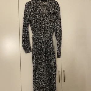 Vero Moda klänning  - Vero Moda klänning. Knä lång, ordinarie pris 399,95  Använd ett par fåtal gånger, superfint skick 