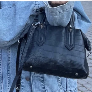 Väska - Super fin väska ifrån Zara. Använd men fint skick!!