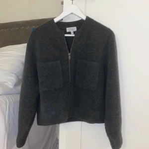 &other stories kofta - Intressekoll på denna koftan då jag är osäker på om jag vill sälja! Kom med bud. Använd två gånger🫶🏽 (lånade bilder!!!)