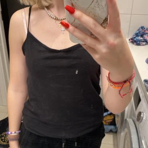 Svart linne - Ett basic svart linne som sitter skönt men är förstora för mig. Går tyvärr inte att spänna axelbanden. 