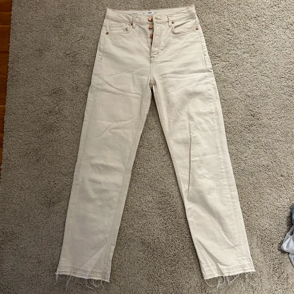 Vita (typ creme vit) raka jeans från Mango med guldiga detaljer. Så snygga! Säljer för att de är för små😢. Midwaist. . Jeans & Byxor.