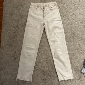 Vita straight jeans - Vita (typ creme vit) raka jeans från Mango med guldiga detaljer. Så snygga! Säljer för att de är för små😢. Midwaist. 