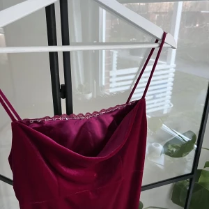 Klänning  - Mellan lång klänning från H&M i storlek 36. Har små genomskinliga pärlor med spets vid halsen. Klänningen är köpt second hand men är i bra skick