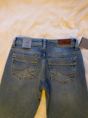 Ltb valerie jeans - Blåa Ltb valerie jeans med alla lappar kvar, endast testade en gång. Slut i nästan alla storlekar, de är bootcut och lågmidjade. 💓