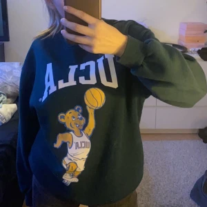 Grön sweatshirt med tryck - En skitsnygg grön sweatshirt med tryck på. Storlek S men tyvärr är lapparna på tröjan avklippta. 
