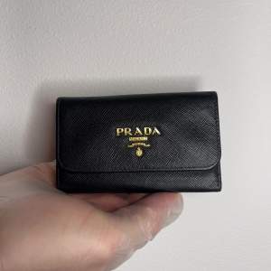 Fin Prada kort/nyckelhållare i gott vintage skick. 