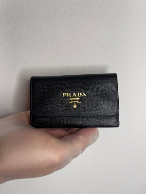 Prada korthållare  - Fin Prada kort/nyckelhållare i gott vintage skick. 