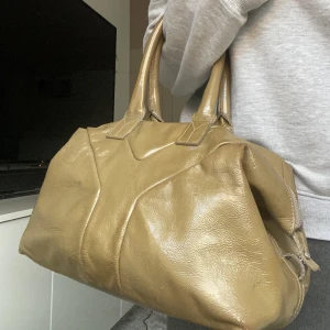 Ysl väska - Säljer min snygga Yves Saint Laurent ”Easy” väska, olivfärgad (första bilden visar färgen bäst) Väl använd men bra skick❣️❣️