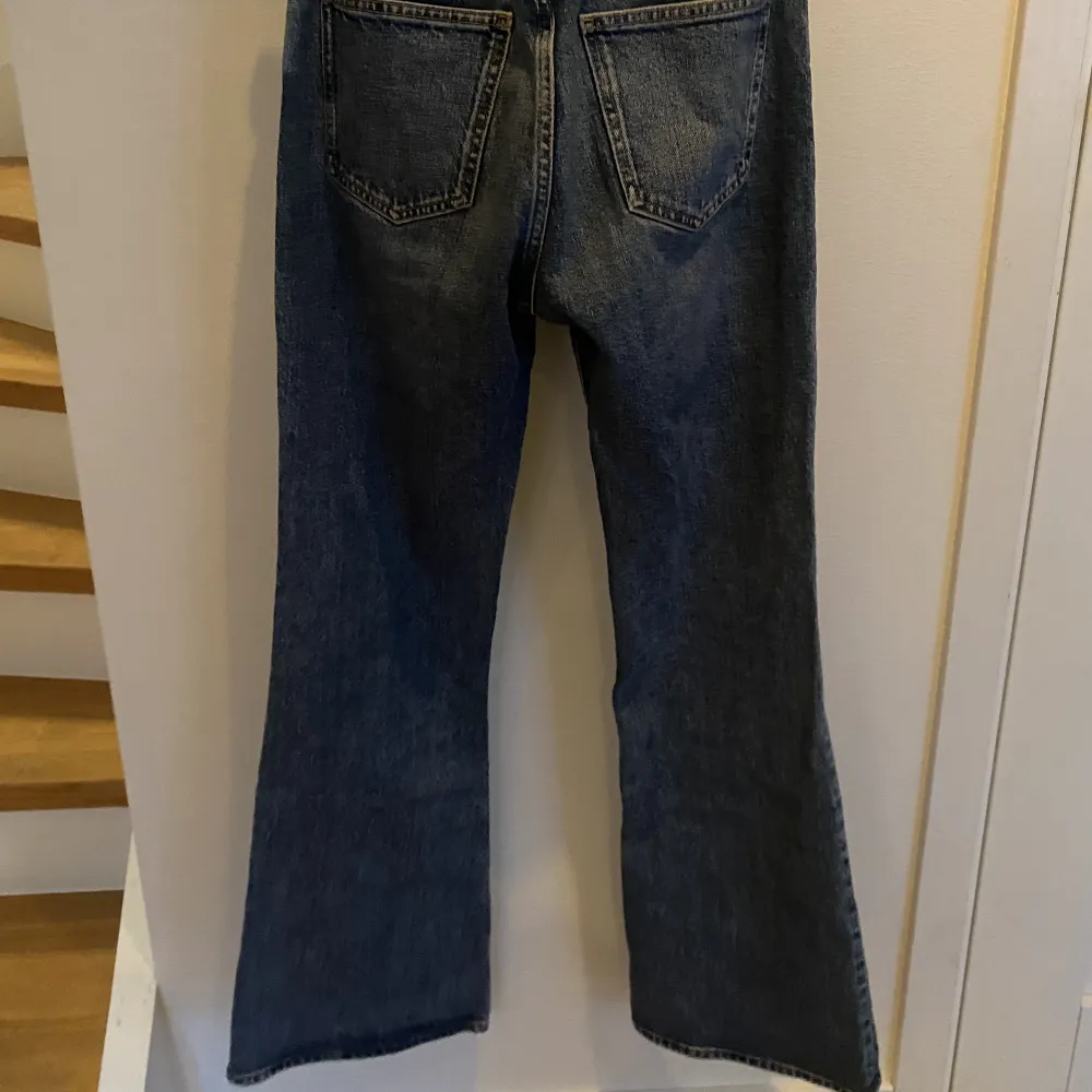 Nya mörkblåa jeans från arket, storlek 26💙💙 utsvängda full length. Jeans & Byxor.