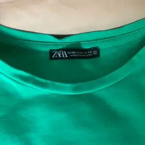 Säljer denna fina gröna t-shirten från zara i utmärkt skick