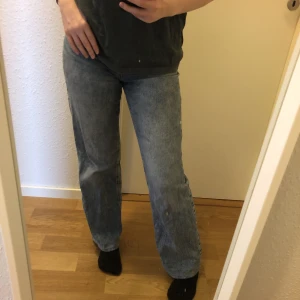 Jeans - Straight leg jeans från Lindex barnavdelning💗💗har sytt upp fållen så det passar de som är 160🥰reglerbar i midjan🫶🏻🫶🏻