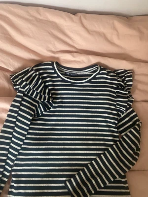 Zara tröja - Fin randig tröja från zara med volang detalj i jättebra skick