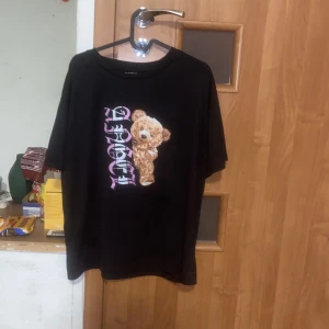 Svart t-shirt med tryck  - En hyfsat ny t-shirt med tryck. Endast använd ett fåtal gånger så den är som ny.