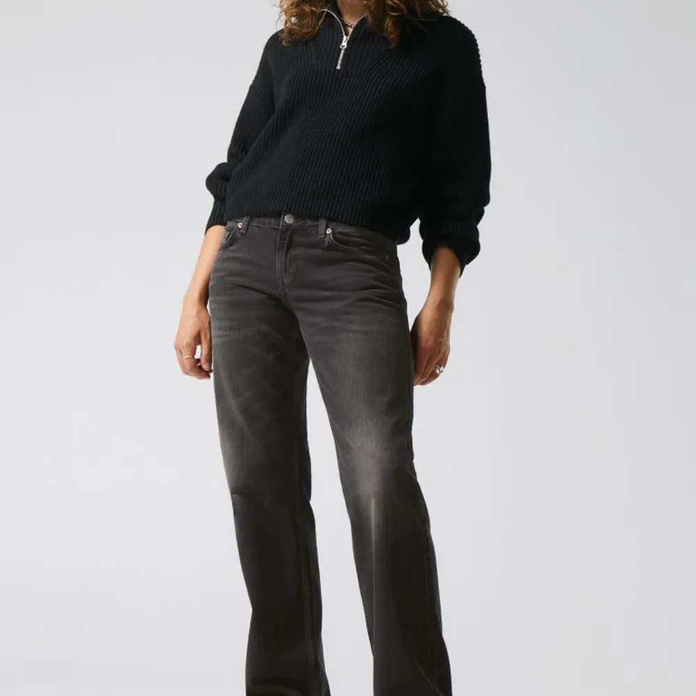 Säljer dessa låg midjade jeans från weekday i färgen ” noir black”💓 sitter perfekt på mig som är 171 lång⭐️första bilden är lånad, skriv priv för egna bilder😊. Jeans & Byxor.