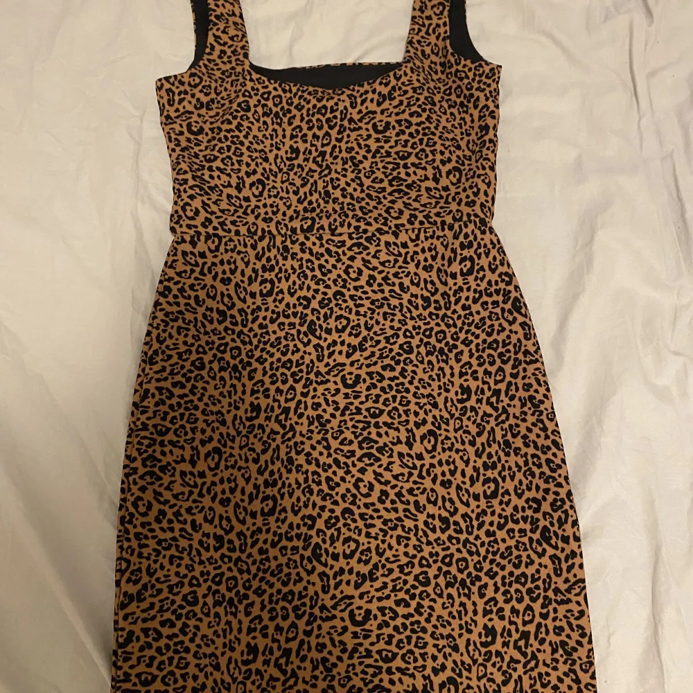 Säljer denna leopard klänning som är snvänd 2-3 gånger bara, skriv priv för frågor ❤️. Klänningar.