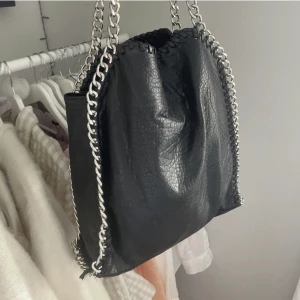 Tiamo väska - Jätte fin tiamo väska som inte längre kommer till användning! Lånade bilder skriv för egna🫶