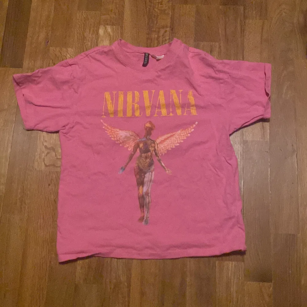  Nirvana T-shirt Den är XS. Kontakta ifall ni vill köpa!😊. T-shirts.