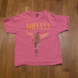 NIRVANA T-shirt -  Nirvana T-shirt Den är XS. Kontakta ifall ni vill köpa!😊