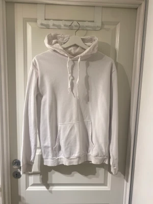 Hoodie  - Vit hoodie från Cubus, bra skick💞(köparen står för frakten)