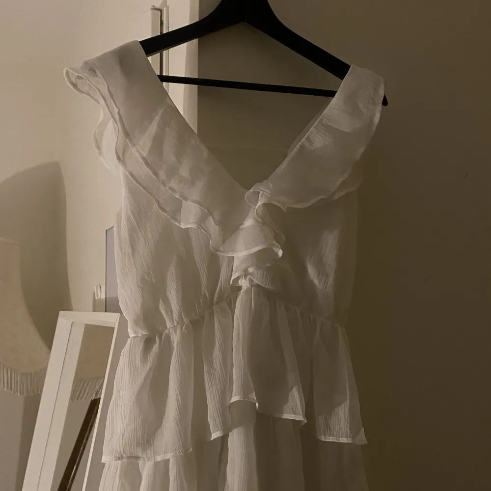 Helt ny vit klänning från nelly med öppen rygg ( samma modell som den gula) i storlek 38 💗 Endast testad med lappen kvar 🤍. Klänningar.