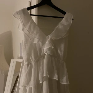 Studentklänning - Helt ny vit klänning från nelly med öppen rygg ( samma modell som den gula) i storlek 38 💗 Endast testad med lappen kvar 🤍