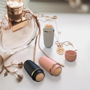 Lisea skin roller - Oljig hy lyckas alltid att frustrera oss och det värsta är att sminket aldrig håller länge! Med LISEA skin roller tar du enkelt bort överflödig olja och lämnar dig med en jämnare hy  Läs mer om produkten på vår hemsida  https://www.lisea.se/products/lisea