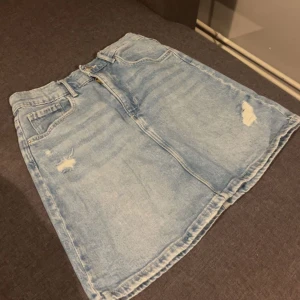 2 jeanskjolar  - Jag säljer 2 jeanskjolar eftersom att de ej har kommit till användning, har endast använt den ljusblå 1 gång och aldrig den gråa. Dom sitter väldigt fint tycker jag🥰100 kr för båda eller 60 för 1 (den gråa är i stl 152 och den blåa 164)