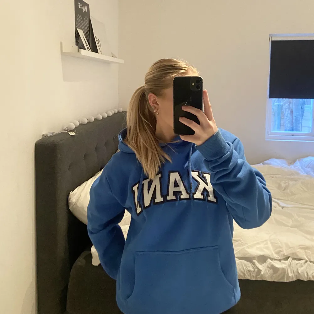 En snygg blå Hoodie med tryck! Storlek xs (herr storlek) 💙. Hoodies.