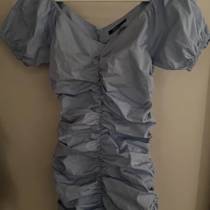 Blå klänning  - Blå klänning från Ginatricot som skulpterar kroppen och framhäver den former, i storlek 34. Andvänd 1 gång. 