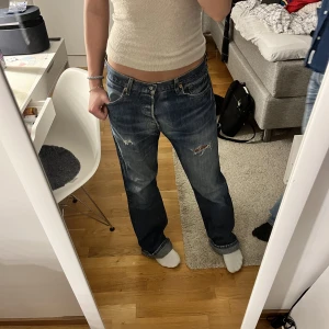 Levis jeans  - Skit coola Levis Jeans köpta secondhand med slitningar. Storlek står inte men jag är 170 och mitt midjemått är 80-82cm 